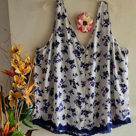 Torrid EUC Size 4 White Blue Floral Lace Trim Flowy Tank Top - Picture 14 of 15